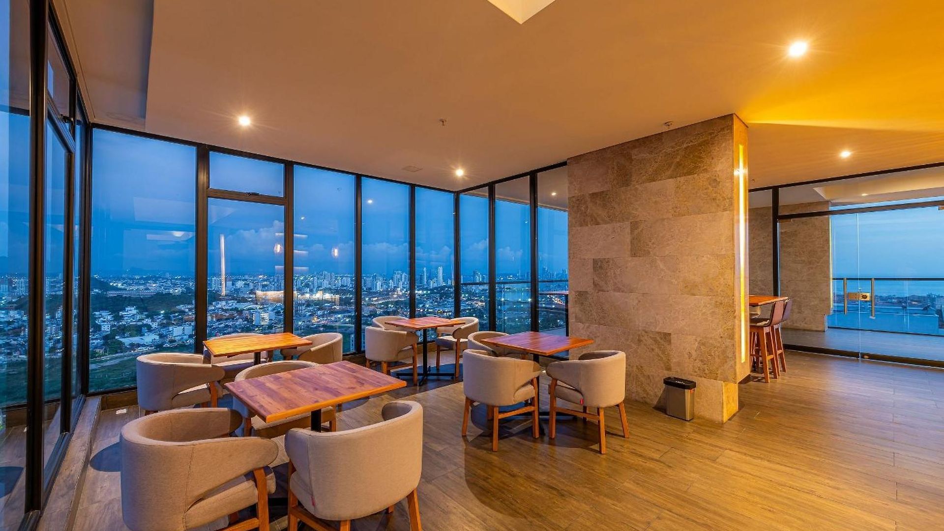 Stunning Sea View And Historic Center 20th Fl/ 2br *