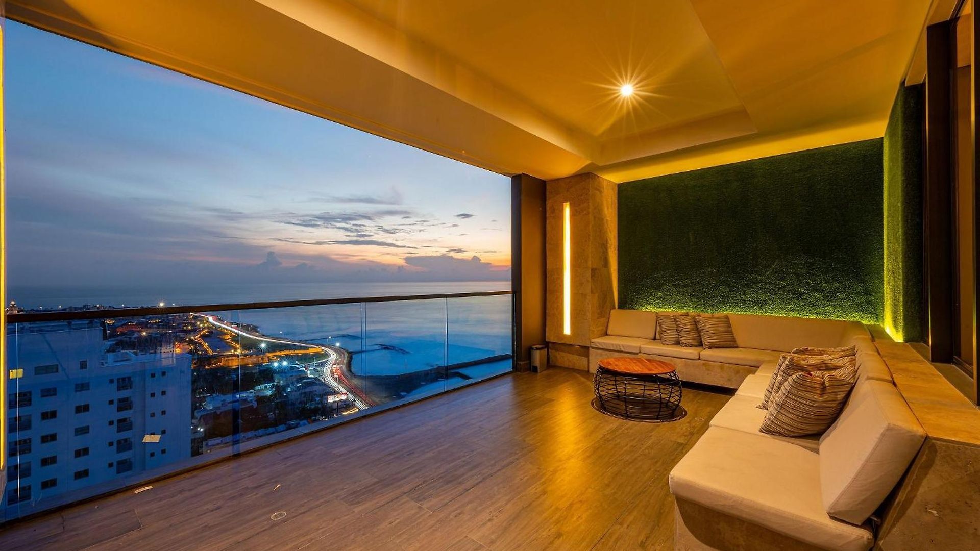 Stunning Sea View And Historic Center 20th Fl/ 2br *