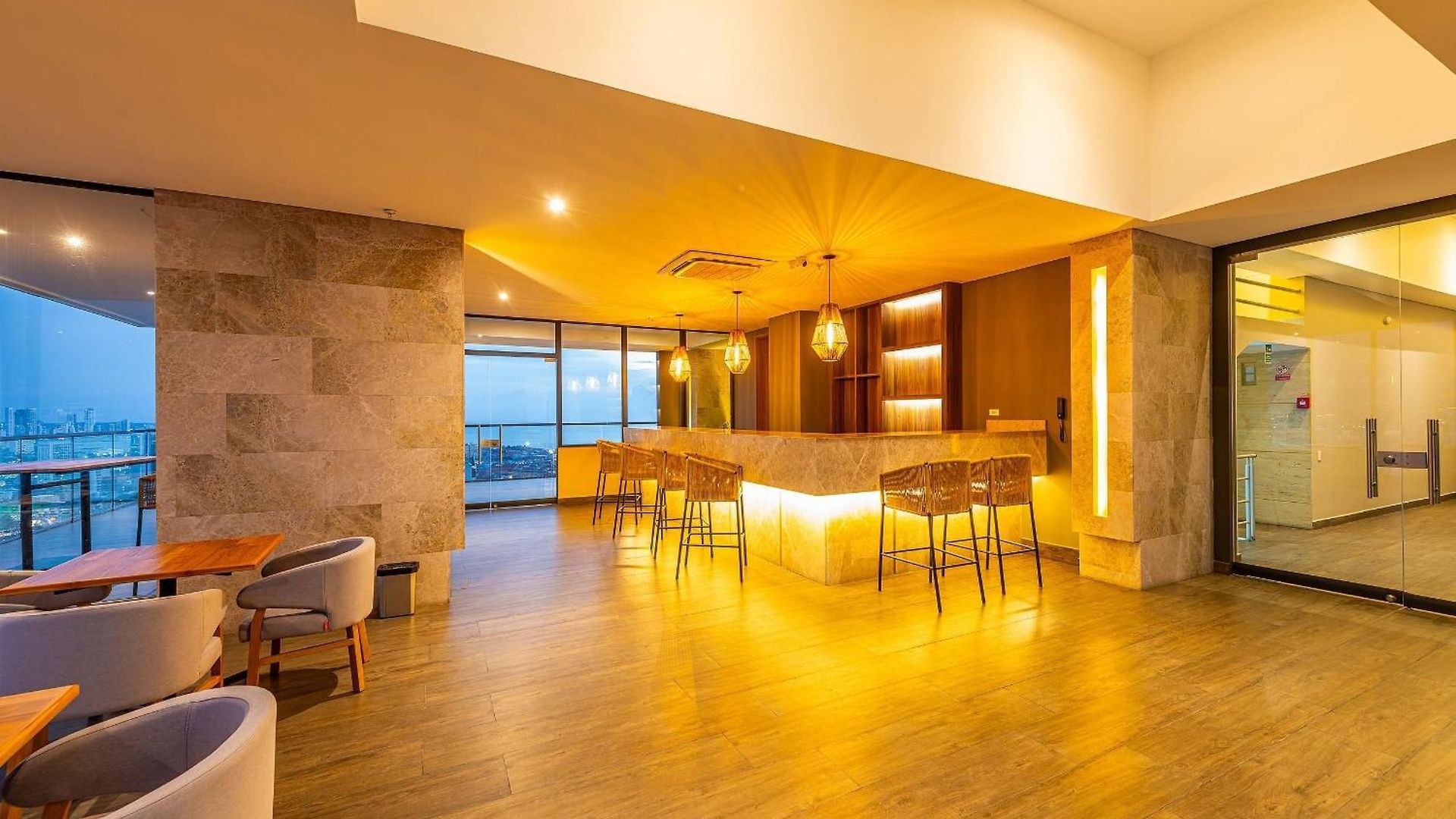 Stunning Sea View And Historic Center 20th Fl/ 2br *