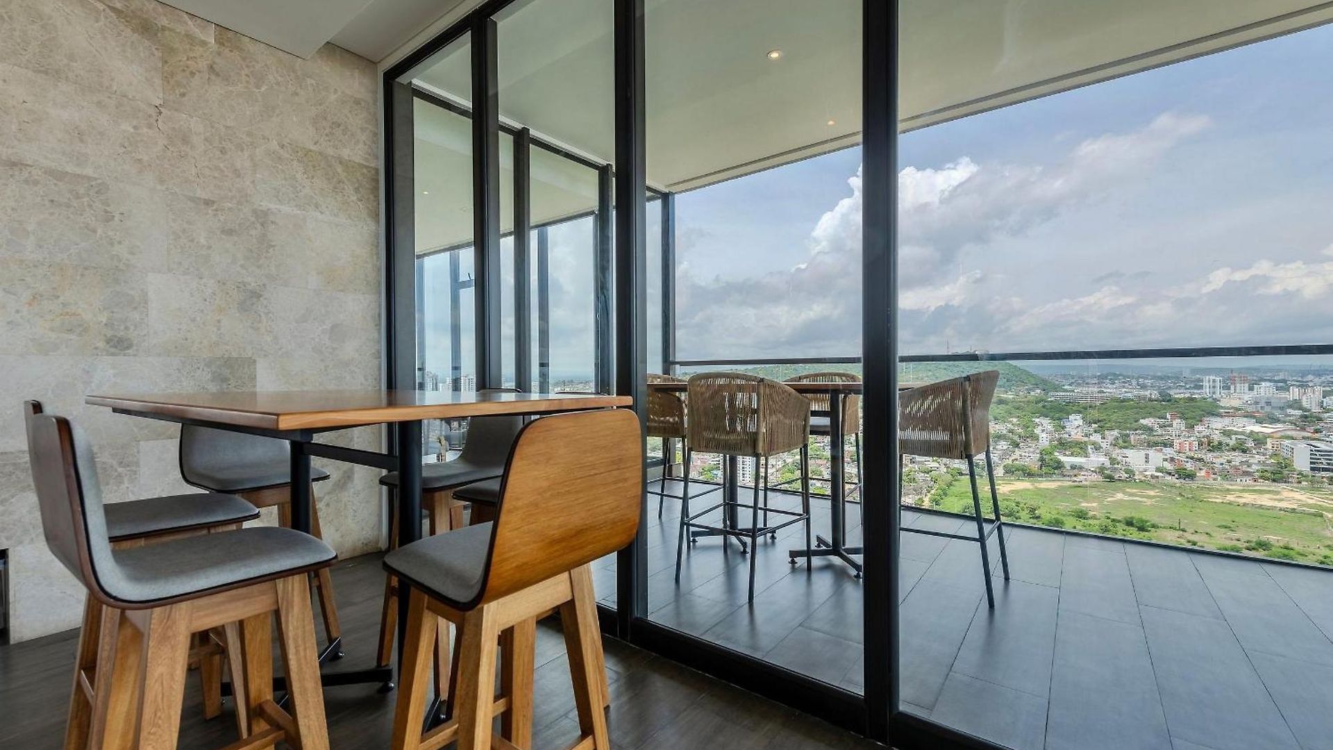 Stunning Sea View And Historic Center 20th Fl/ 2br Cartagena