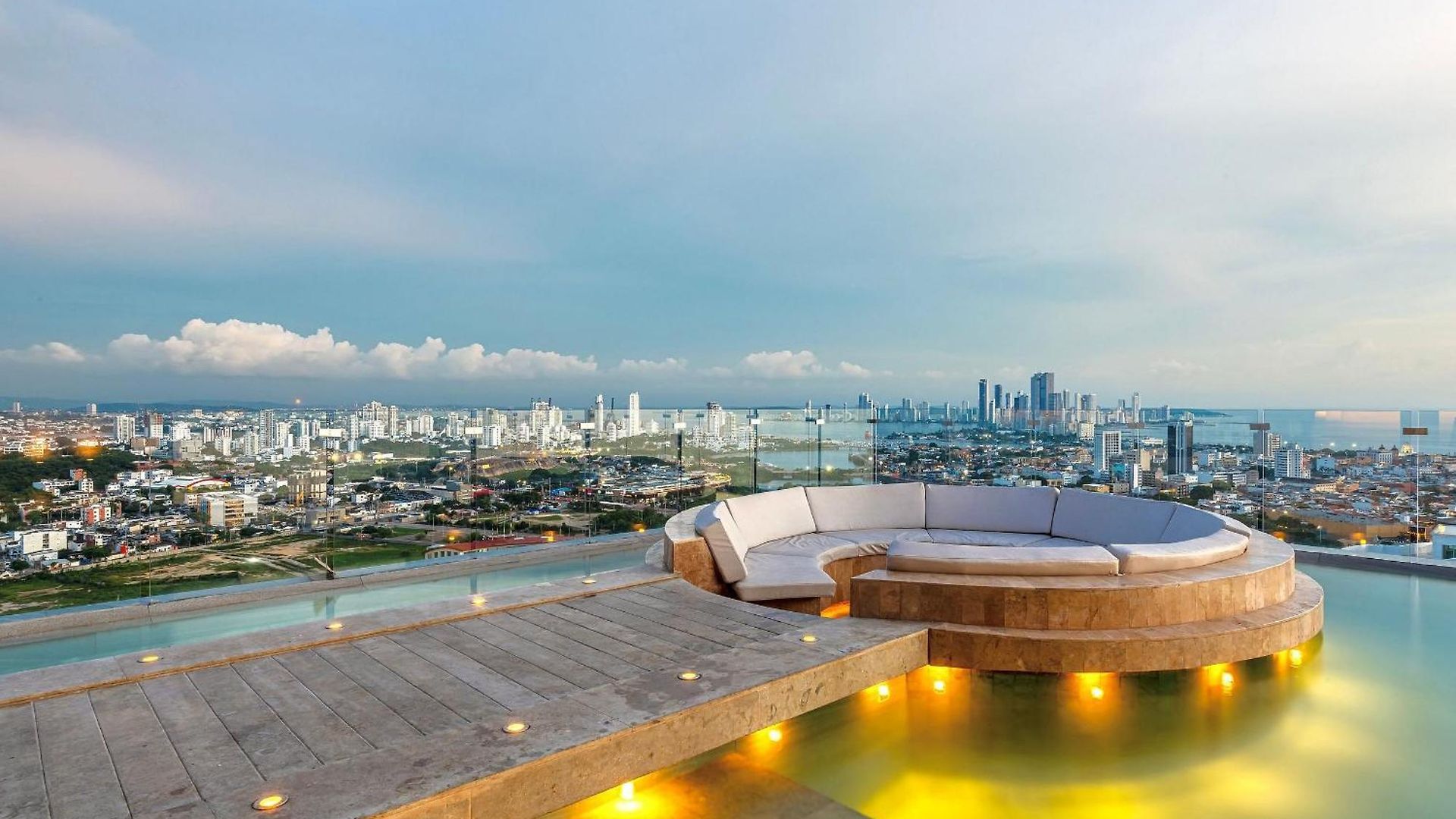 Stunning Sea View And Historic Center 20th Fl/ 2br *