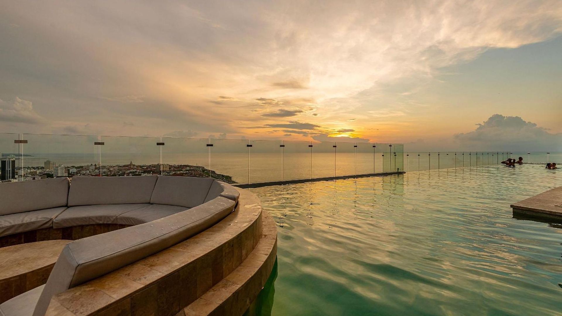 Stunning Sea View And Historic Center 20th Fl/ 2br Cartagena