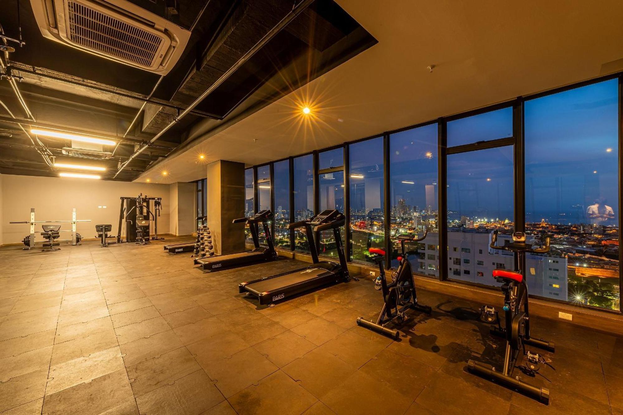 Stunning Sea View And Historic Center 20th Fl/ 2br Apartment *