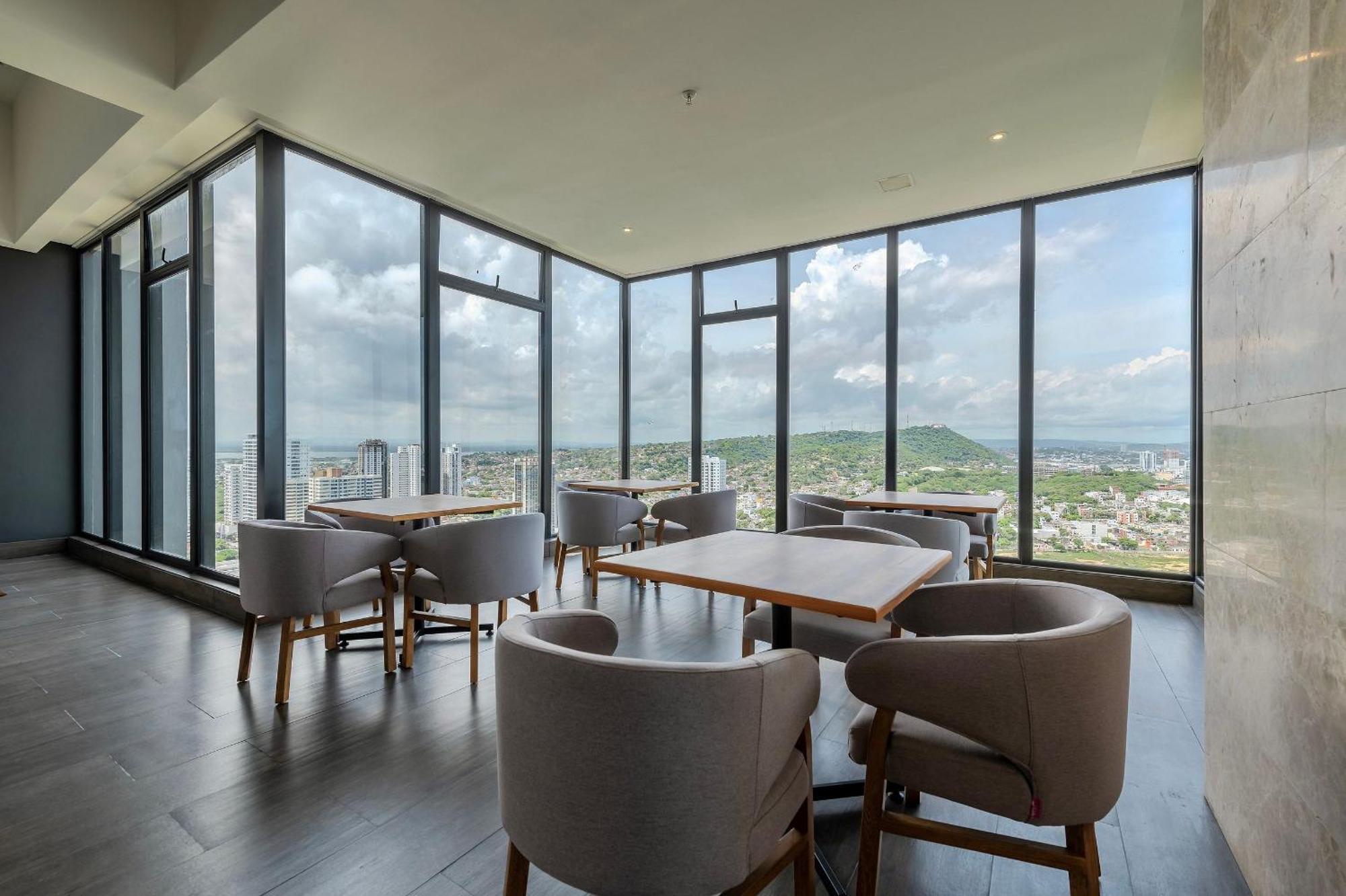 Stunning Sea View And Historic Center 20th Fl/ 2br Apartment