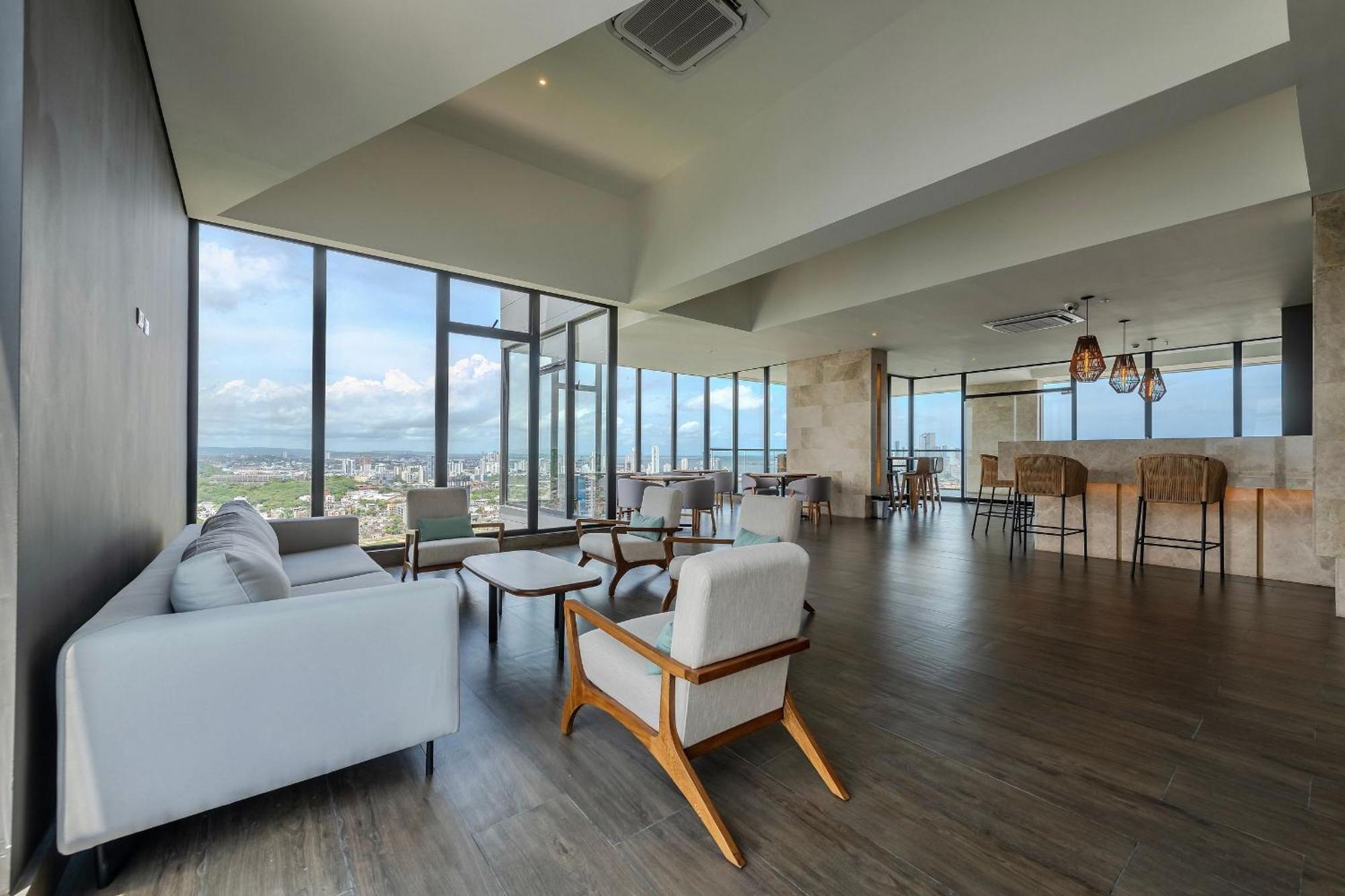 Stunning Sea View And Historic Center 20th Fl/ 2br Apartment *