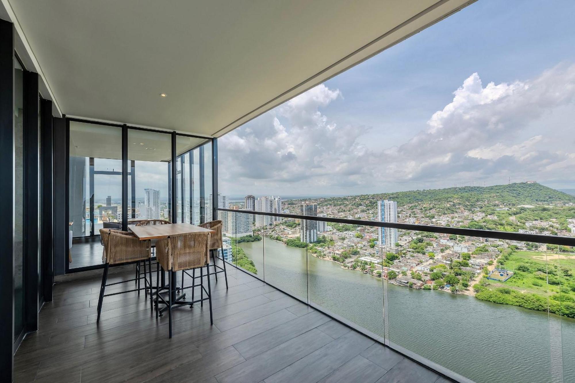 Apartment Stunning Sea View And Historic Center 20th Fl/ 2br